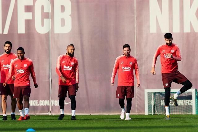 C罗庆祝击败达马克：打进2球全取3分